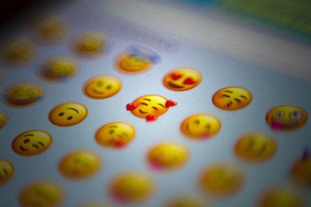 Cara Menyematkan Emoji di Instagram iPhone